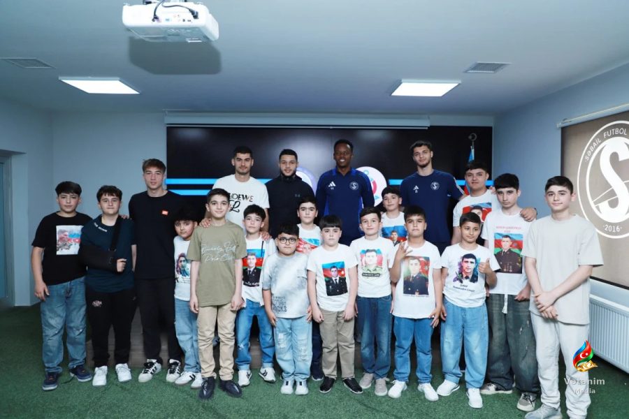 Şəhid övladları “Səbail” futbolçuları ilə meydançaya çıxdı