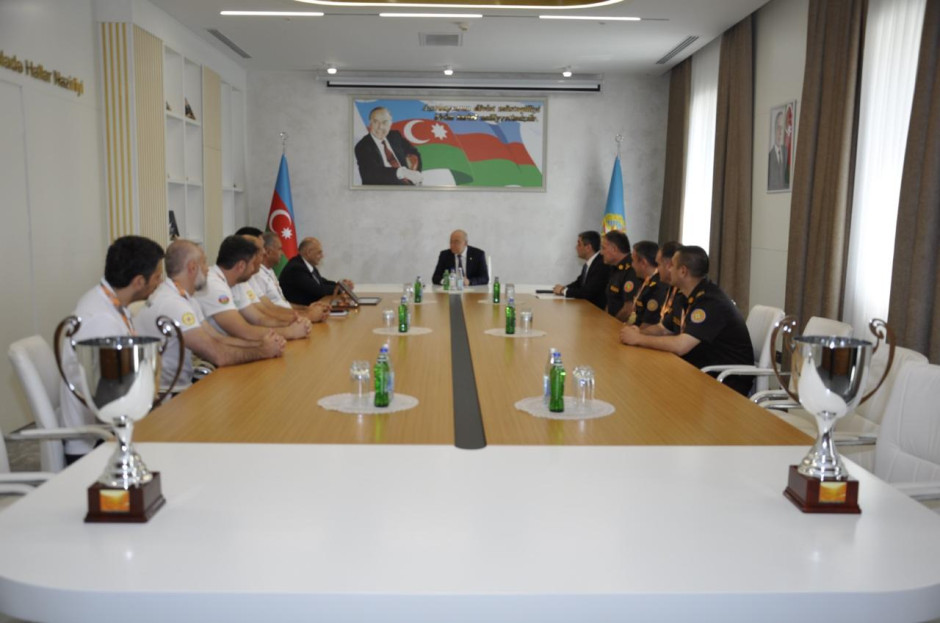 Nazir Kemaleddin Heyderov Iii Dunya Korporativ Oyunlarinda Yuksek Neticeler Qazanmis Fhn Komandalarinin Uzvleri Ile Gorusub Video Foto