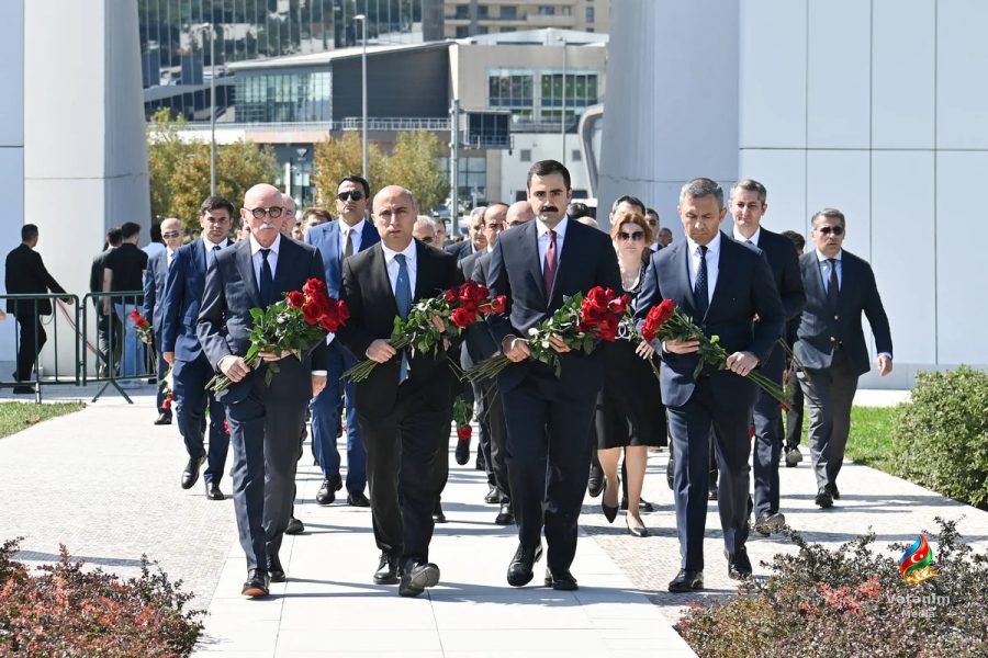 Elm və Təhsil Nazirliyinin rəhbərliyi və kollektivi Zəfər parkını ziyarət edib 