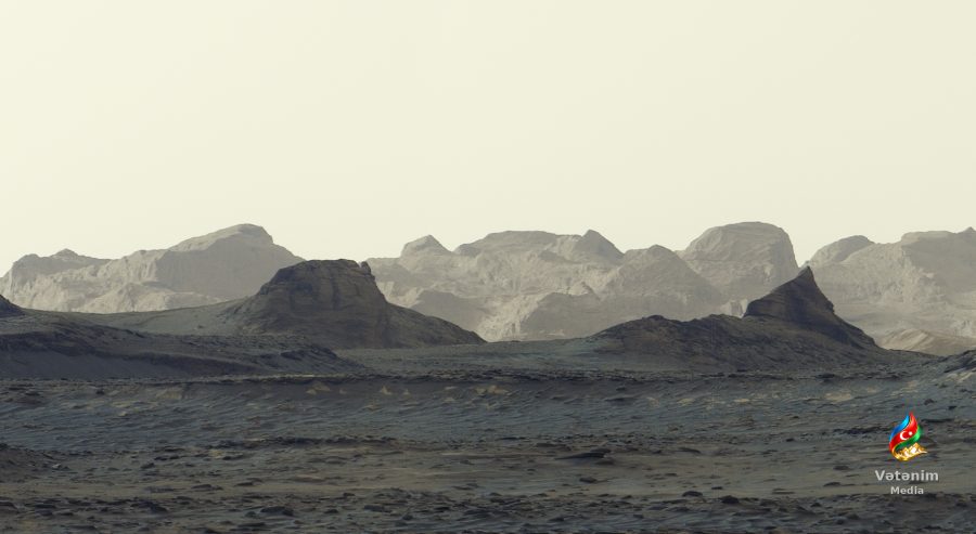 Curiosity Marsda sübhü və küləyin yonduğu qayalıqları lentə aldı