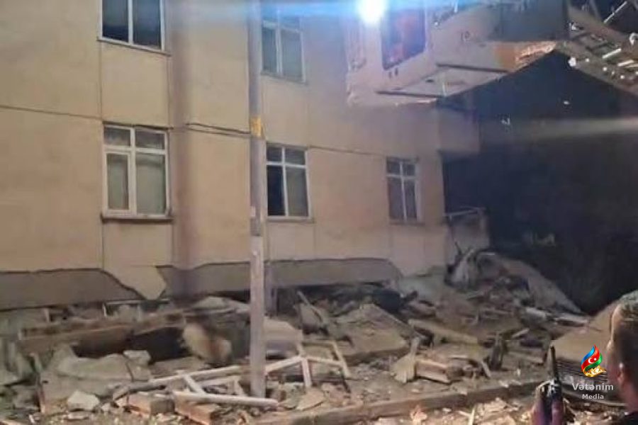 İstanbulda yaşayış binası çöküb, xilasetmə işləri davam edir