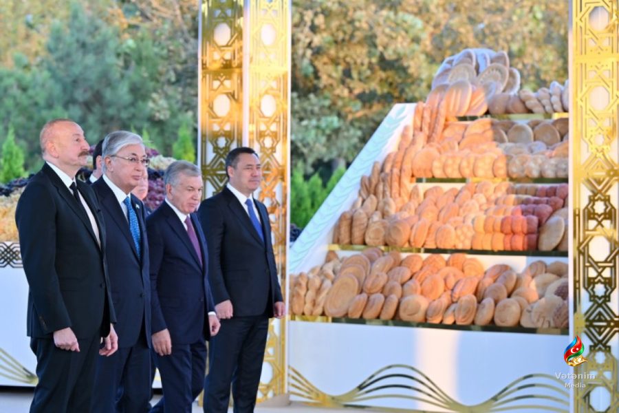 İlham Əliyev Türkmənbaşıda milli kulinariya festivalını ziyarət edib