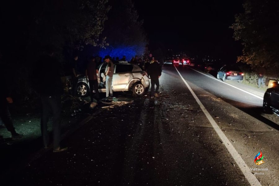 Şəkidə “Opel” ağaca çırpılıb: sürücü ölüb, sərnişinlər yaralanıb