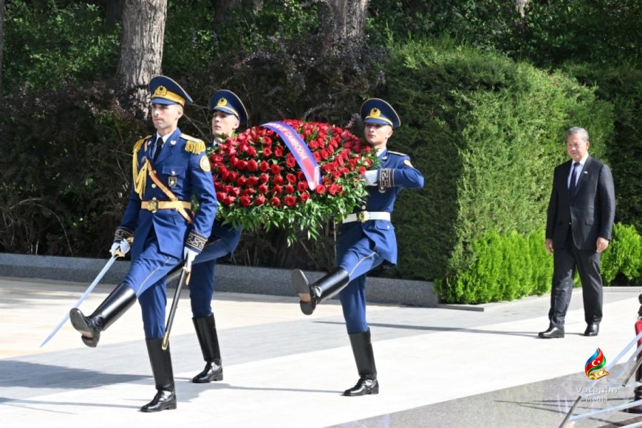 Kambocanın Baş naziri Heydər Əliyevin məzarını ziyarət edib