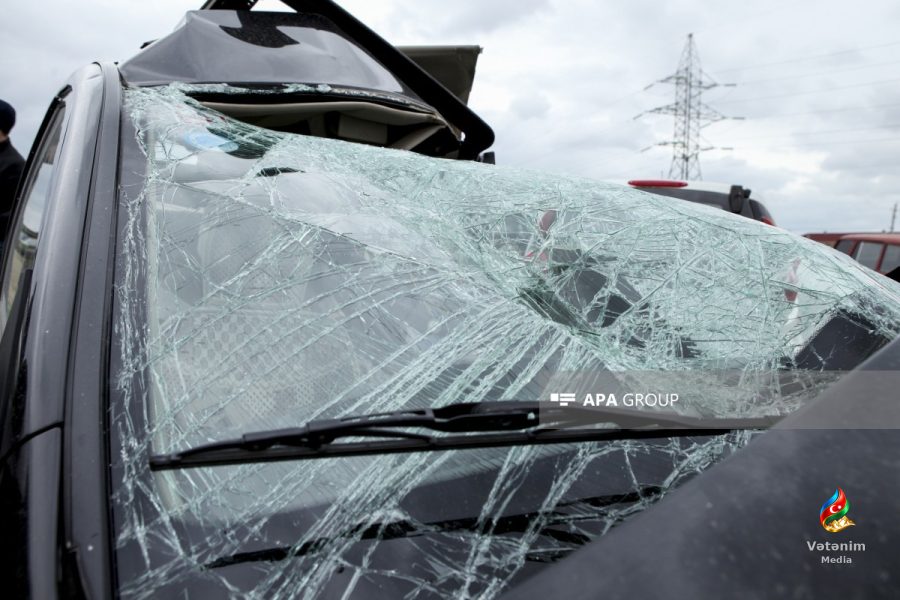 Gəncədə “Hyundai” işıq dirəyinə və ağaca çırpılıb, 3 nəfər yaralanıb