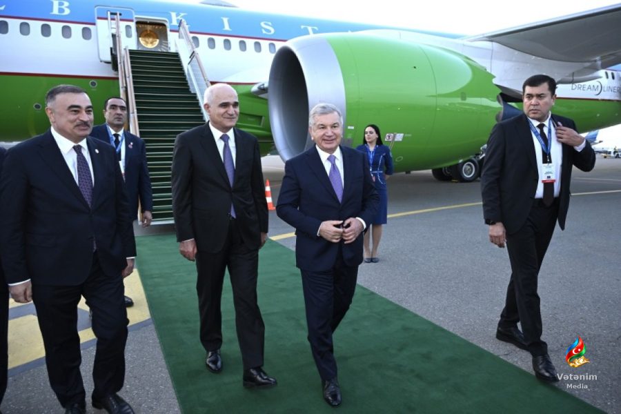 Şavkat Mirziyoyev AQEM sammitində iştirak üçün Bakıya gəlib