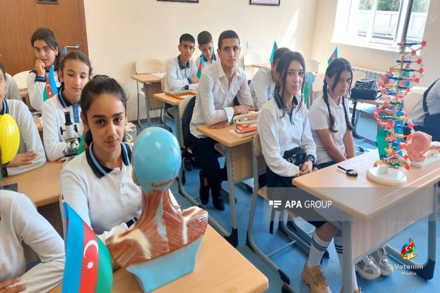 Məktəbli geyim qaydalarını dinə qarşı siyasət kimi təqdim etmək düzgün deyil