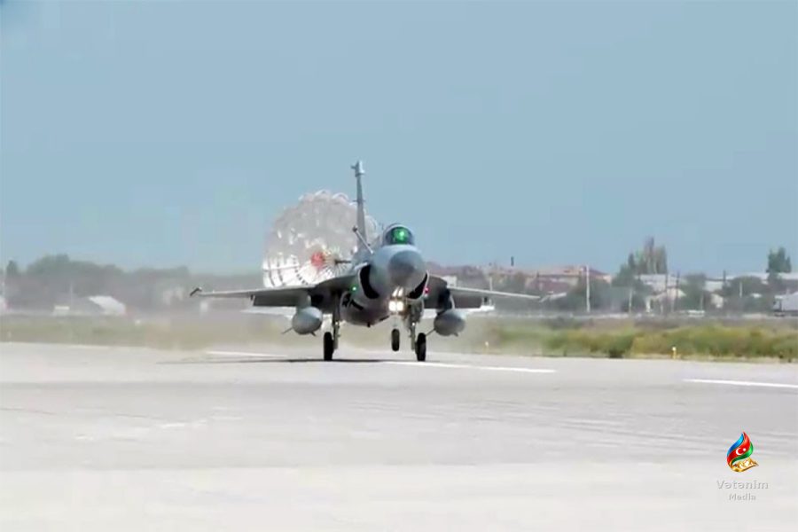 “Şahinlərin Görüşü-2026” təlimində pilotlar mürəkkəb uçuş elementləri icra edib