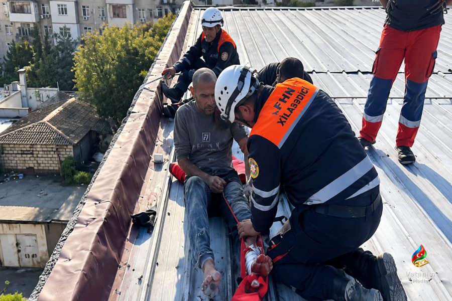 Sumqayıtda damda işləyən şəxs xəsarət aldı, xilasedicilər onu aşağı endirdi