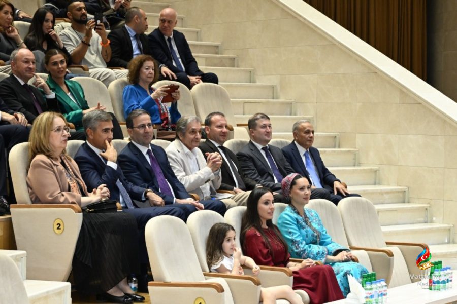 Leyla Əliyeva Arkadağda “Galkynyş” qrupunun atüstü çıxışını izləyib