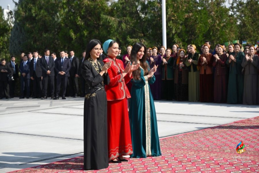 Aşqabadda 35 ölkədən 62 rəssamın əsərləri “Ana təbiət” sərgisində təqdim olunur