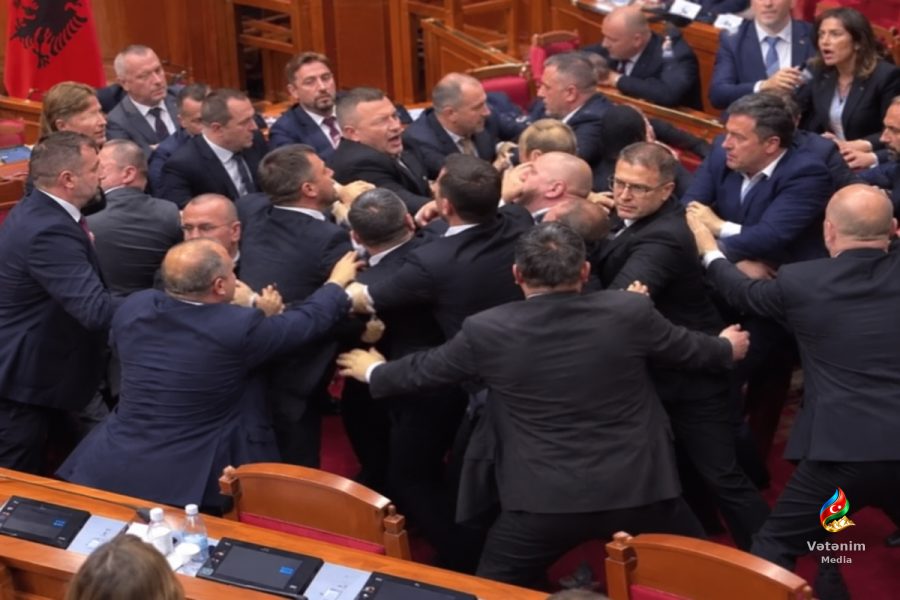 Albaniya parlamentində hakimiyyət və müxalifət deputatları arasında dava düşüb