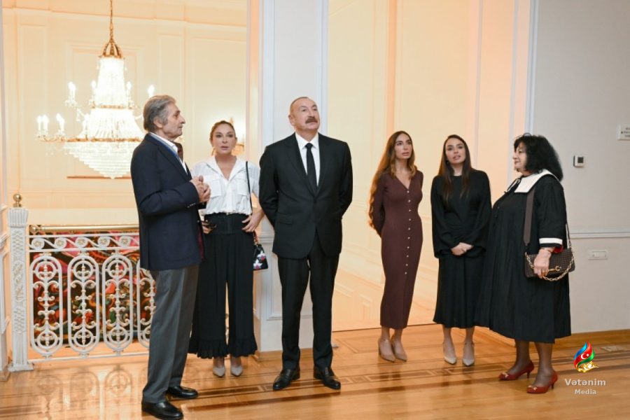 Prezident və ailə üzvləri Fərhad Xəlilovun 90-dan çox əsərinin yer aldığı sərgiyə baxıblar