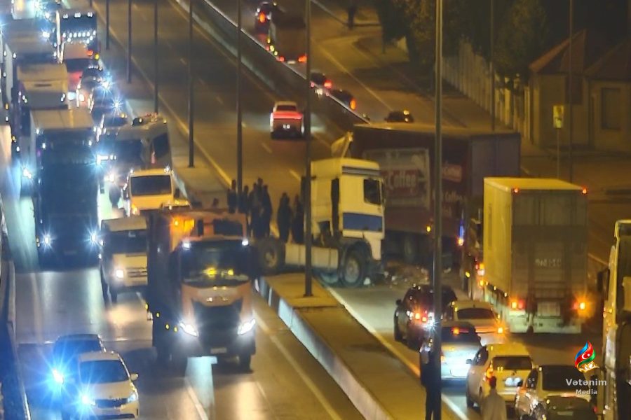 Bakıda iki yük avtomobili toqquşub: sürücülərdən biri ağır yaralanıb