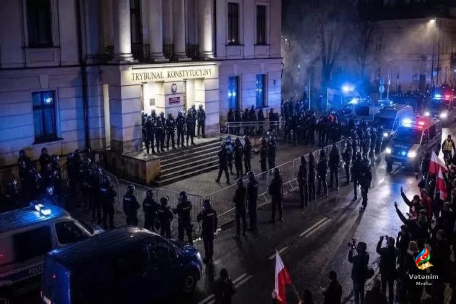 Polşa Dövlət Tribunalının üzvü ölkədə çevriliş baş verdiyini iddia edib
