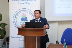 Dosent Həsənağa Qənbərov Gəncədə keçirilən revmatologiya konfransında məruzə edərkən.